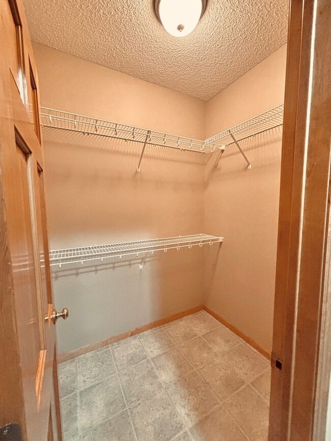 Building Photo - Huge 5 bed home located in Maple Grove!