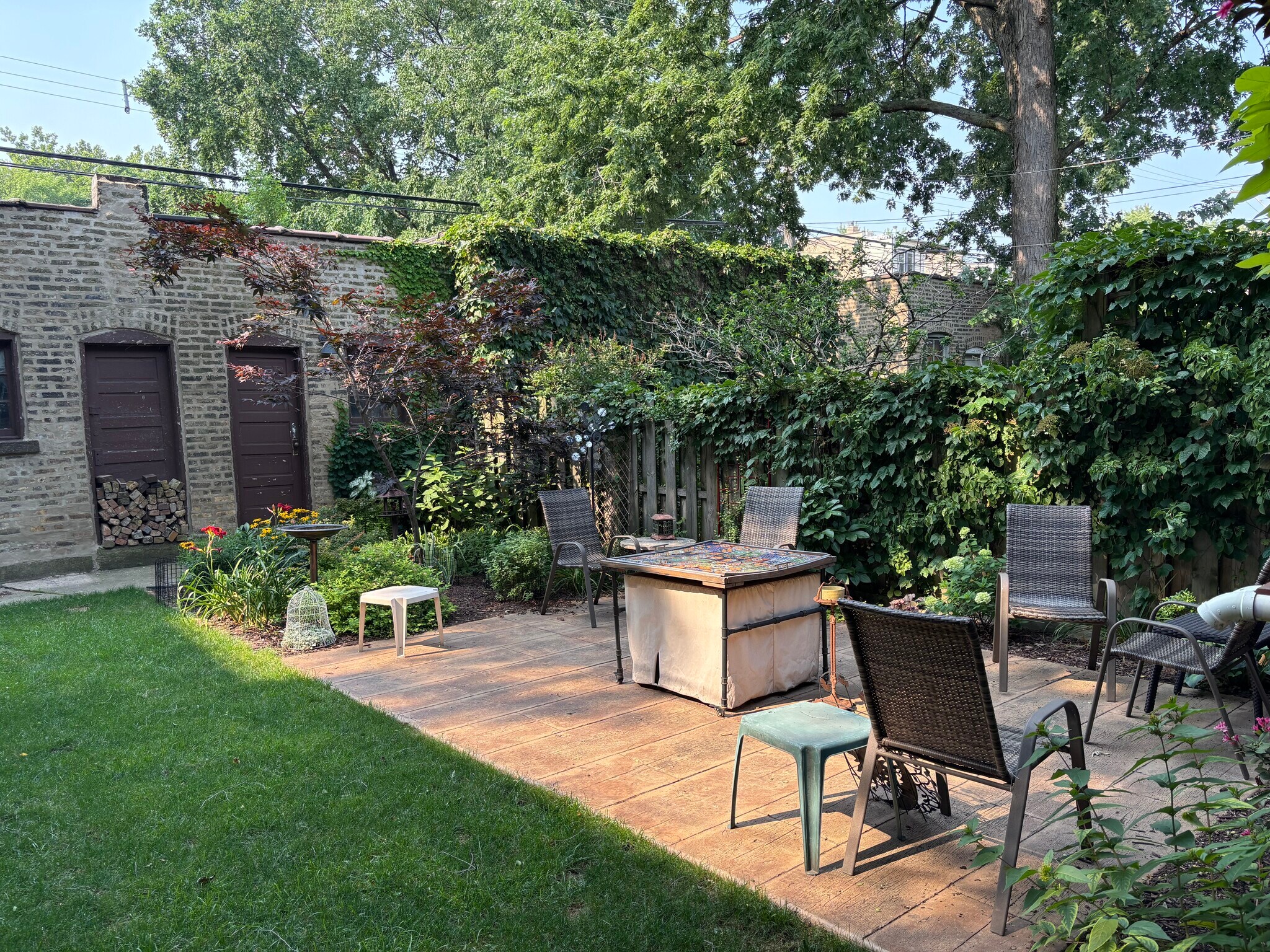 Patio - 1429 W Thome Ave