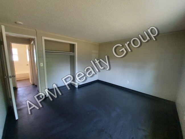 Building Photo - 2 bedroom apartment - 50% off first month!