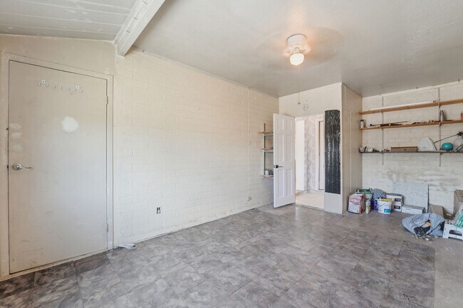 Building Photo - Discover this beautifully renovated 3-bedroom, 2-bath home in Mesa, AZ!