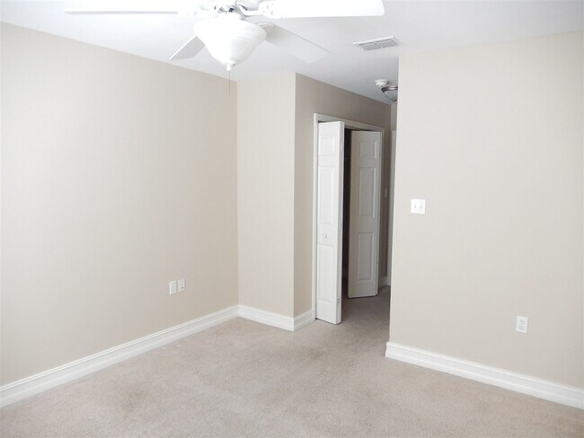 Building Photo - 1520 Crescent Hills Dr
