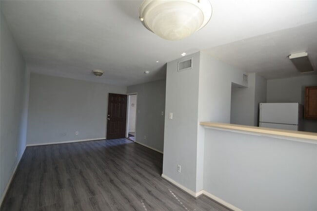 Building Photo - 304 Dell Ct