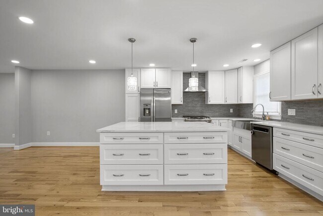 Building Photo - 10 Loganwood Ct