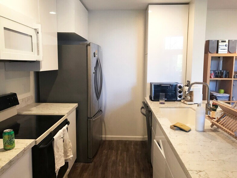 Building Photo - 4900 Overland Ave