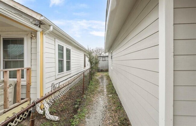 Building Photo - 1301 Roosevelt St