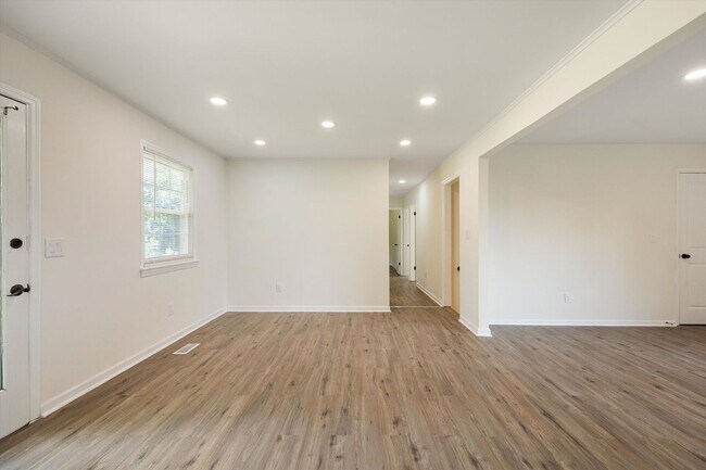 Building Photo - 4015 Shady Oak Dr