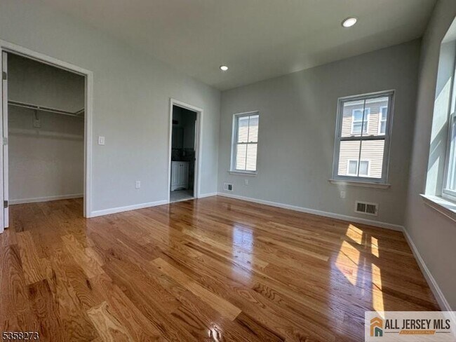 Building Photo - 476 Meade St