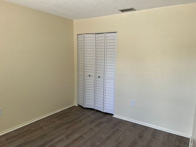 Building Photo - Annual 3 Bedroom 2 bath Duplex $1,795 a month