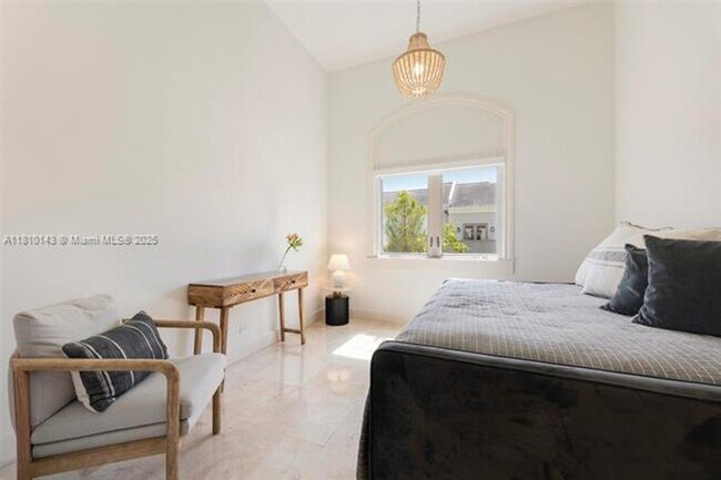 Building Photo - 7430 SW 56th Ct