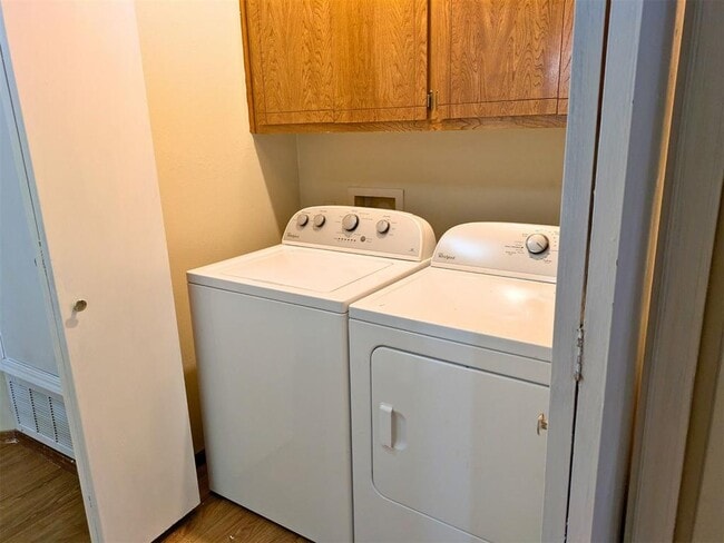 Building Photo - 910 NW Dearborn Ave