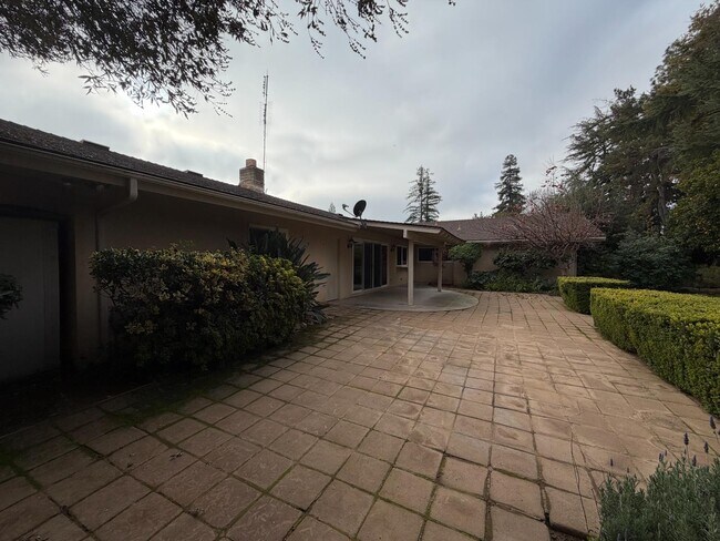 Building Photo - 1428 W Calimyrna Ave