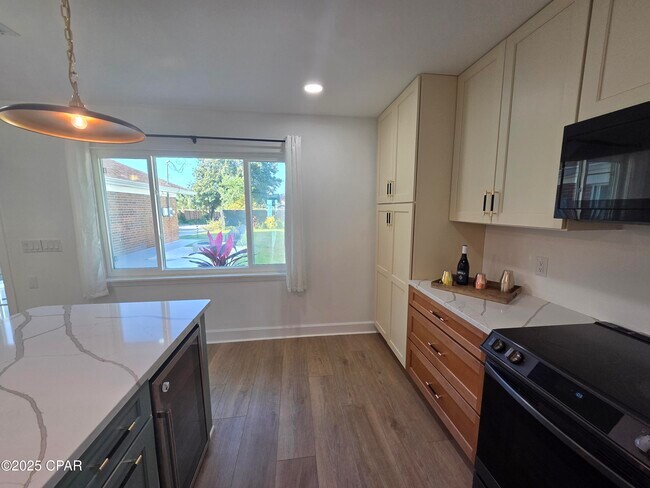 Building Photo - 920 W Beach Dr