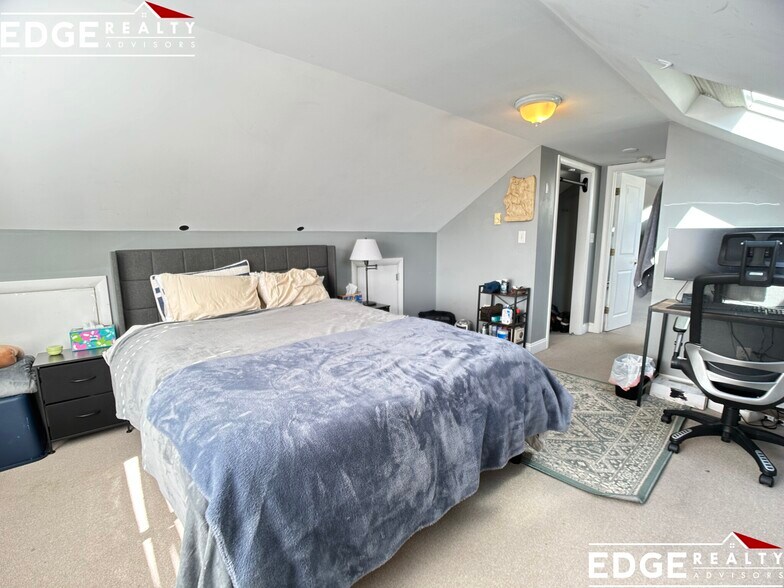 Building Photo - 61-63-63 Surrey St