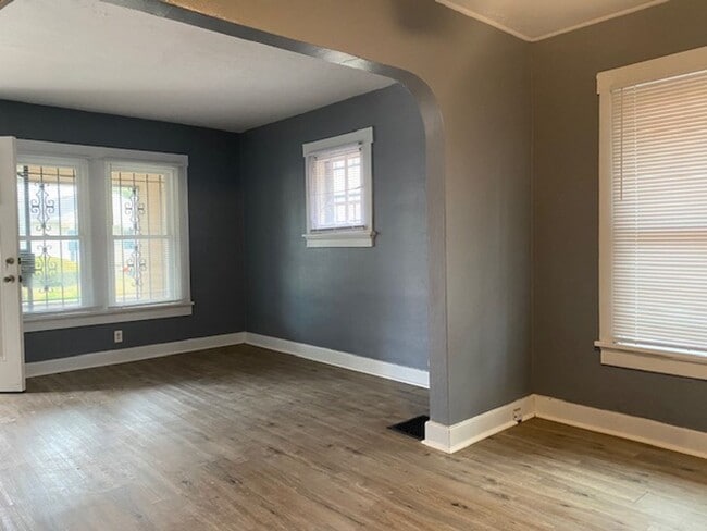 Building Photo - Two bedroom, one bath home located in Dayton*