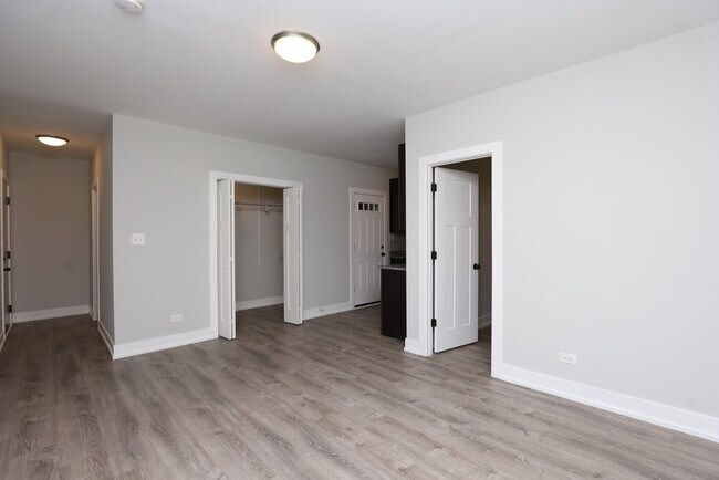 Building Photo - 716 W Brompton Ave