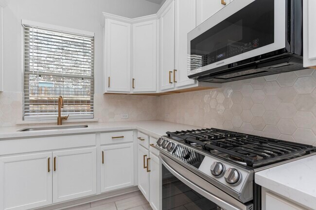 Building Photo - 7019 Winterberry Gln Ln