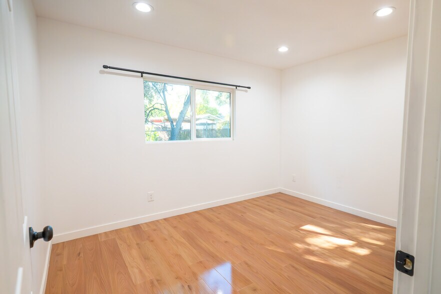 Building Photo - 270 E Penn St