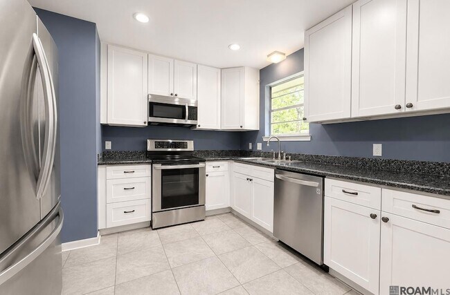 Building Photo - 536 Fountainbleau Dr