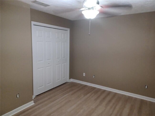Building Photo - 6110 Lakeside Ct