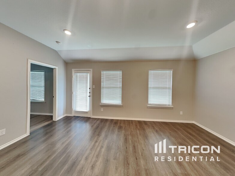 Building Photo - 636 Excelsior Dr