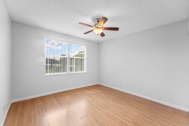 Building Photo - 3256 Commodore Ct