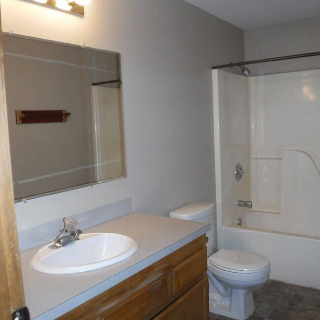 Building Photo - Ground Level 2 Bed/1 Bath in NW Redmond Fourplex