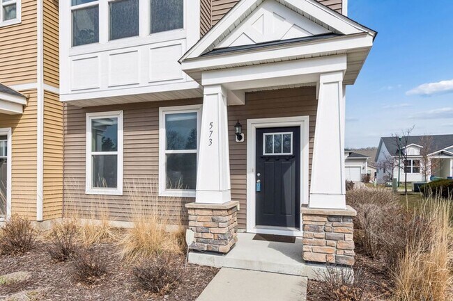 Building Photo - Spacious 3bed 3bath Townhome in Chaska!