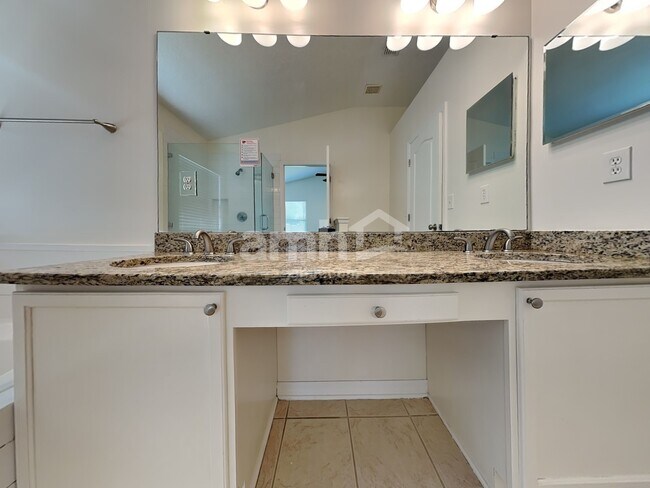 Building Photo - 3584 Shrewsbury Dr
