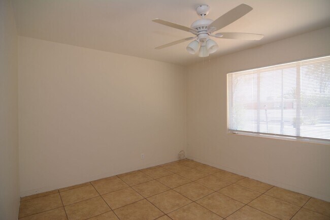 Building Photo - 6 Bedroom 3 Bath Home! Walking distance to University!