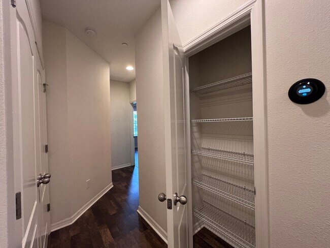 Building Photo - Gorgeous 3 bedroom, 2½ bath, 2 STORY townhome