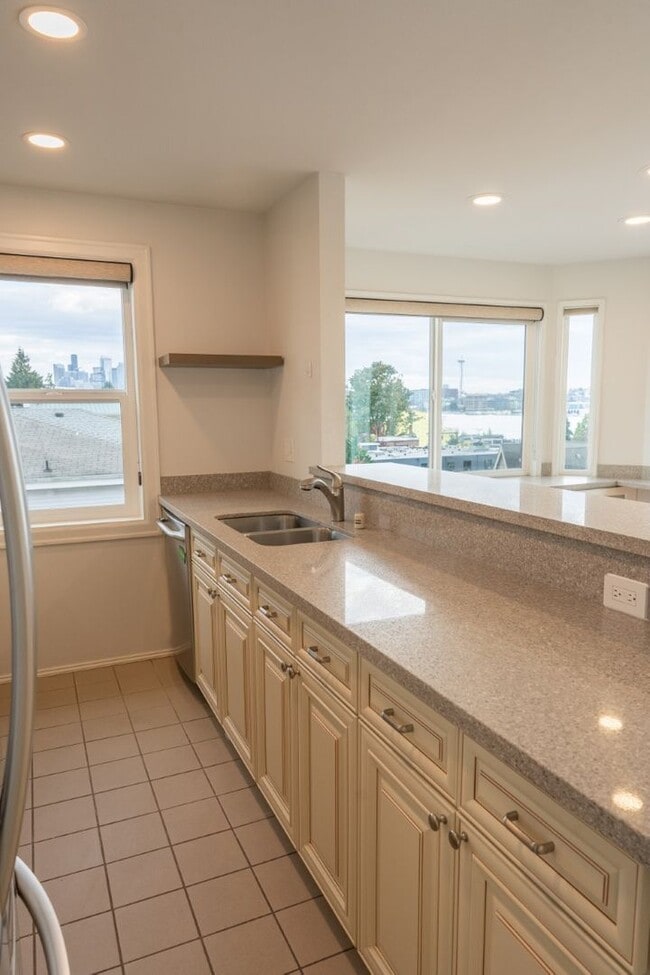 Building Photo - 2Bd/1Ba Seattle Condo