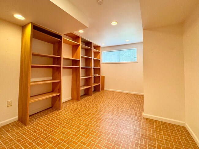 Building Photo - PATTERSON SAND POINT