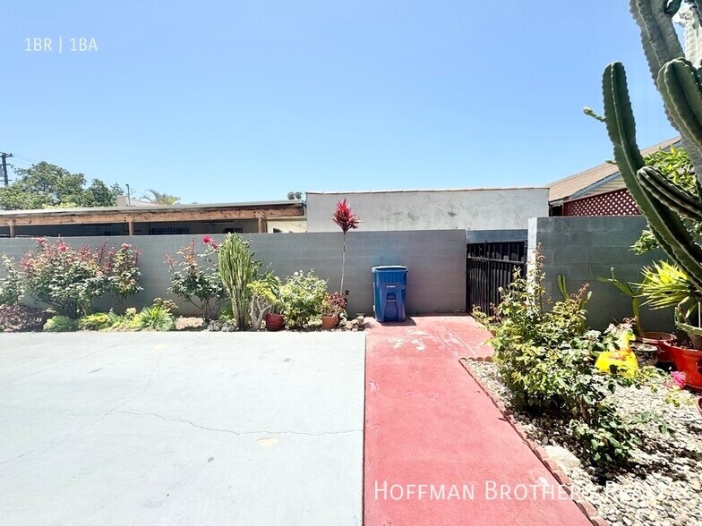 Building Photo - 1023 Larch St