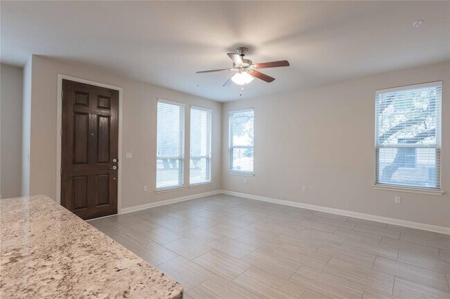 Building Photo - 13800 Lyndhurst St