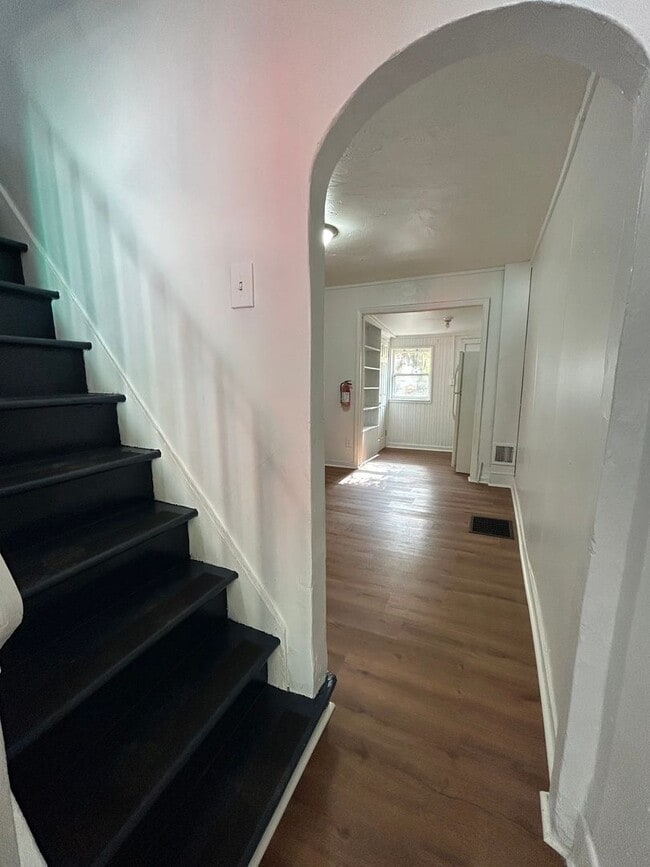 Building Photo - 2 bed 1 bath freshly renovated