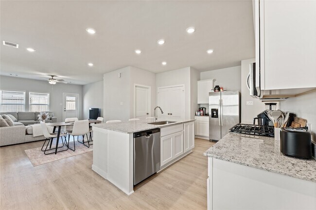 Building Photo - 16215 Globetrotter Ct