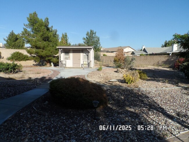 Building Photo - 3 Bedrooms, Den, 2 Bathrooms, 3 Car Garage...