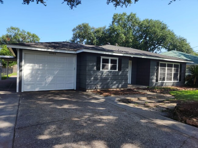 Building Photo - Move in Ready in 77619! Make this 4 Bedroo...