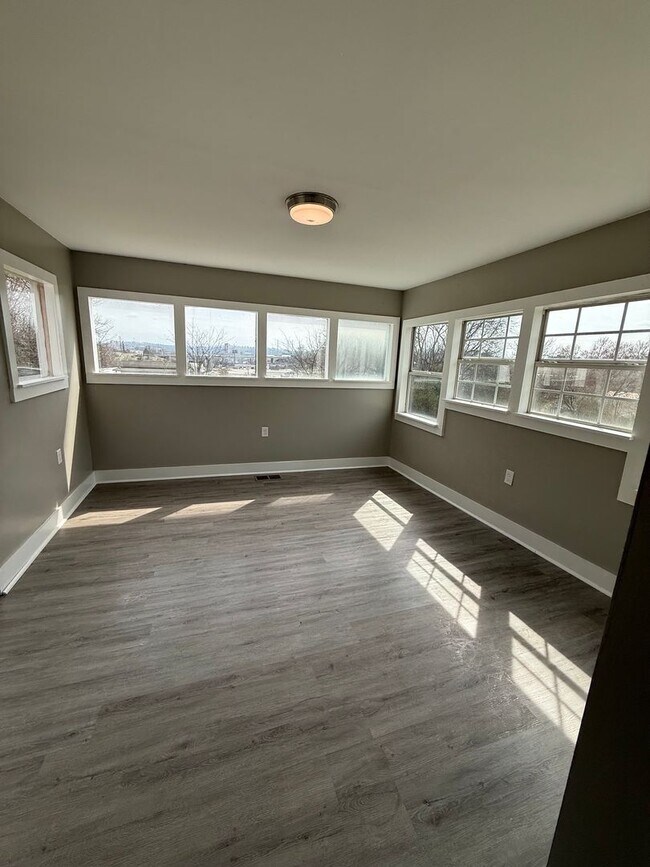 Building Photo - ***COMING SOON*** (Available end of May) Charming 3 Bedroom 1 Bath home convenient to Middlebrook...