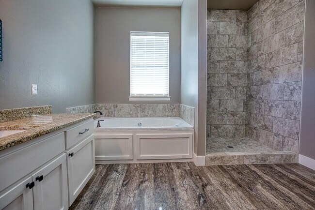 Building Photo - 807 Venice Ct