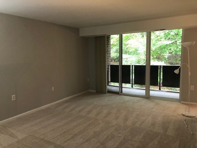 Living Room - 1400 Northgate Sq