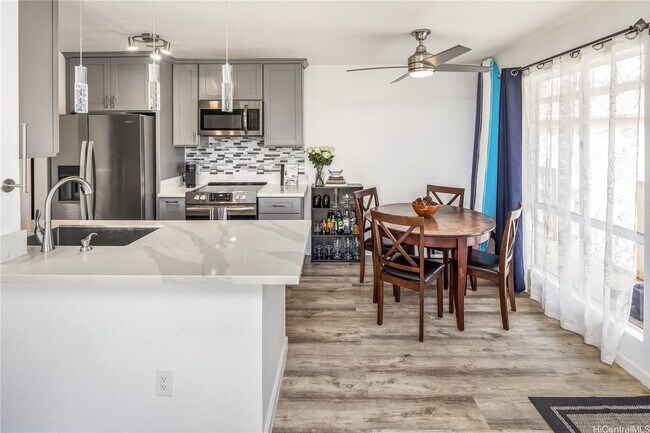 Building Photo - AVAILABLE NOW! 2 bed, 2 bath, 1 parking