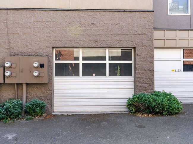 Building Photo - Fully renovated 2 level/2 bed/2 bath pearl...