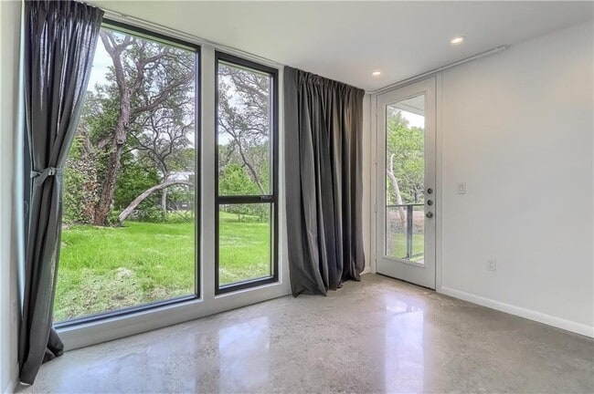 Building Photo - 9400 Shady Oaks Dr