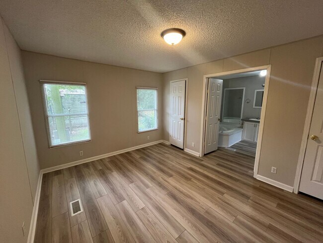 Building Photo - Colony Oaks Homes