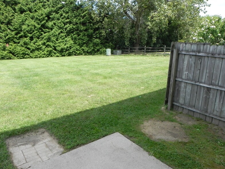 Building Photo - 6008 Red Oak Dr