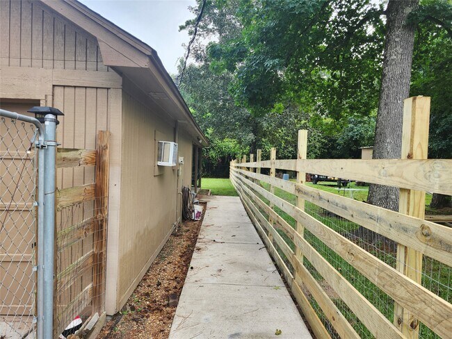 Building Photo - 5928 Sinclair Dr