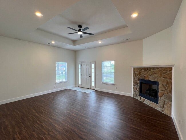 Building Photo - 985 N Daisy Ln