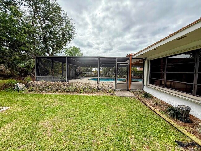 Building Photo - 465 SE Naranja Ave