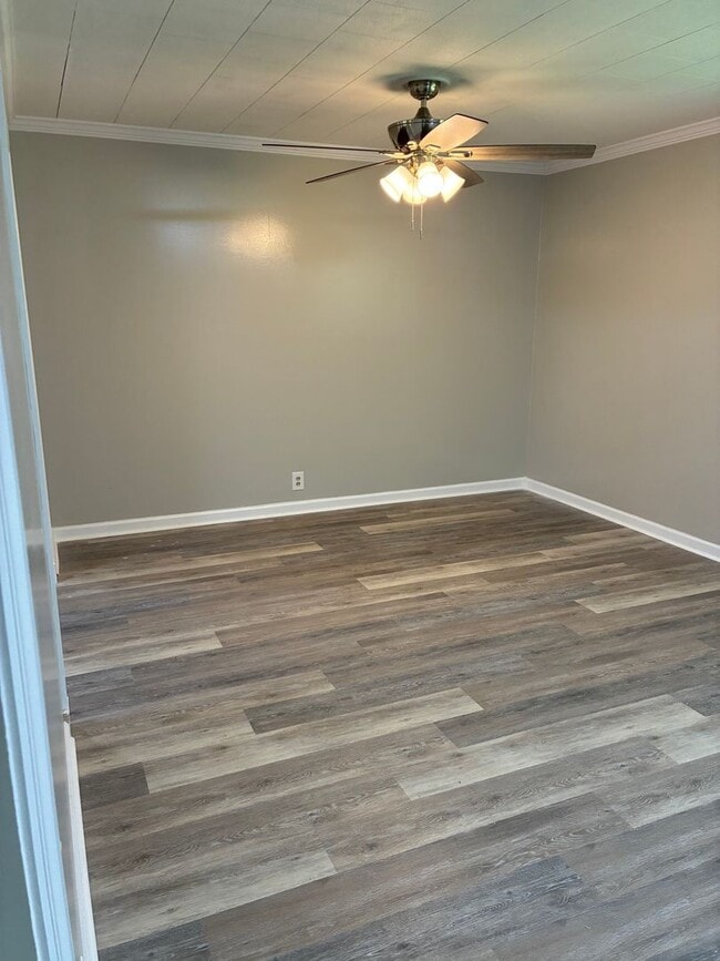 Building Photo - 3 Bed 2 Bath Brick Home with Additional Living Space - Newly Renovated